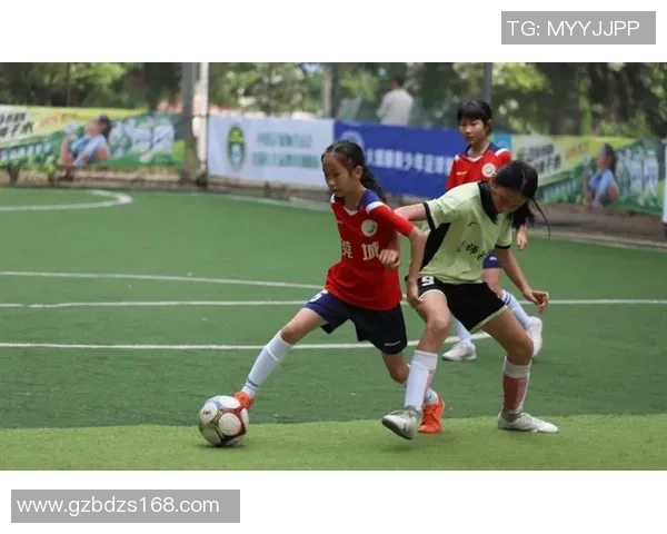 哈尼族少年在绿茵场上展现足球才华与民族文化的完美融合